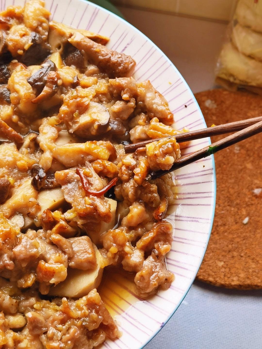 厨师长教你：“香菇蒸滑鸡”的家常做法，鲜香嫩滑，营养美味