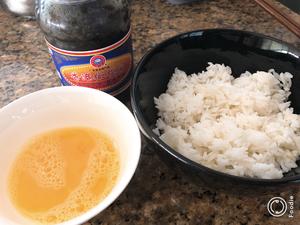 香煎鸡蛋橄榄菜米饭饼的做法 步骤1