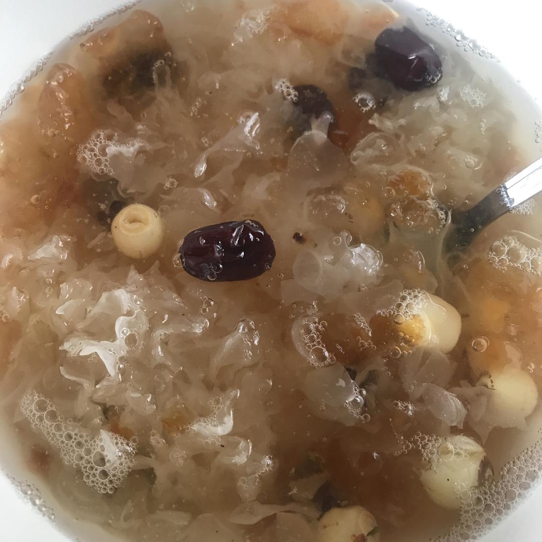 粘糯剔透的银耳桃胶羹
