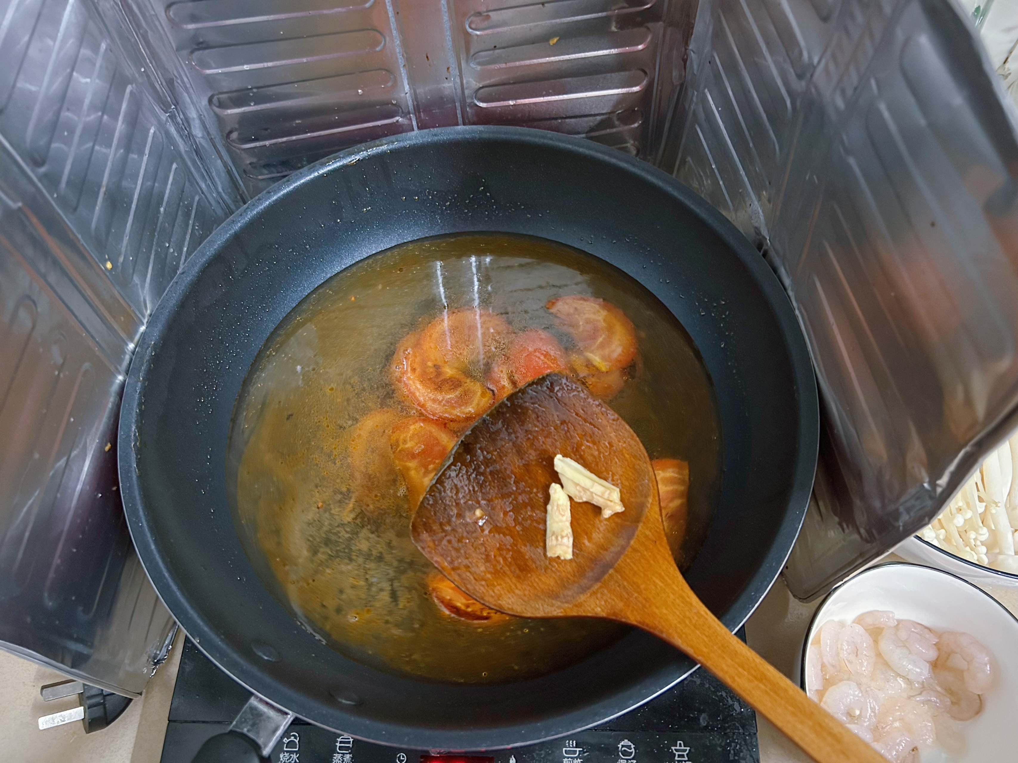 广东靓汤——酸甜开胃的番茄杂菇鲜虾汤的做法 步骤4