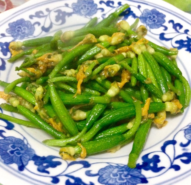 清炒顶花小黄瓜