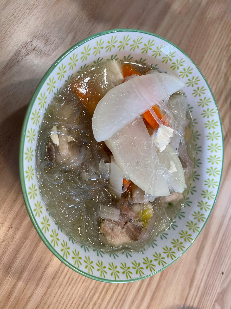 清炖羊排，老爸的拿手菜，汤鲜味浓，羊肉软烂，连萝卜都非常好吃