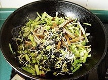 黑豆芽卤豆皮炒芹菜的做法 步骤9