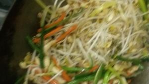 蒜苗肉丝炒芽菜～附芽菜不出水的小秘方的做法 步骤9