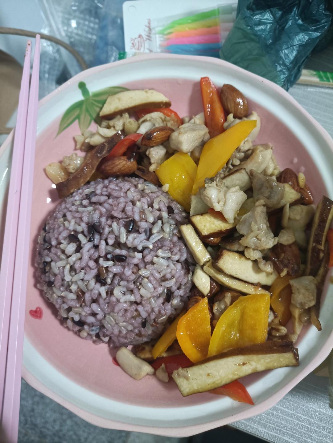 彩椒核桃鸡腿丁