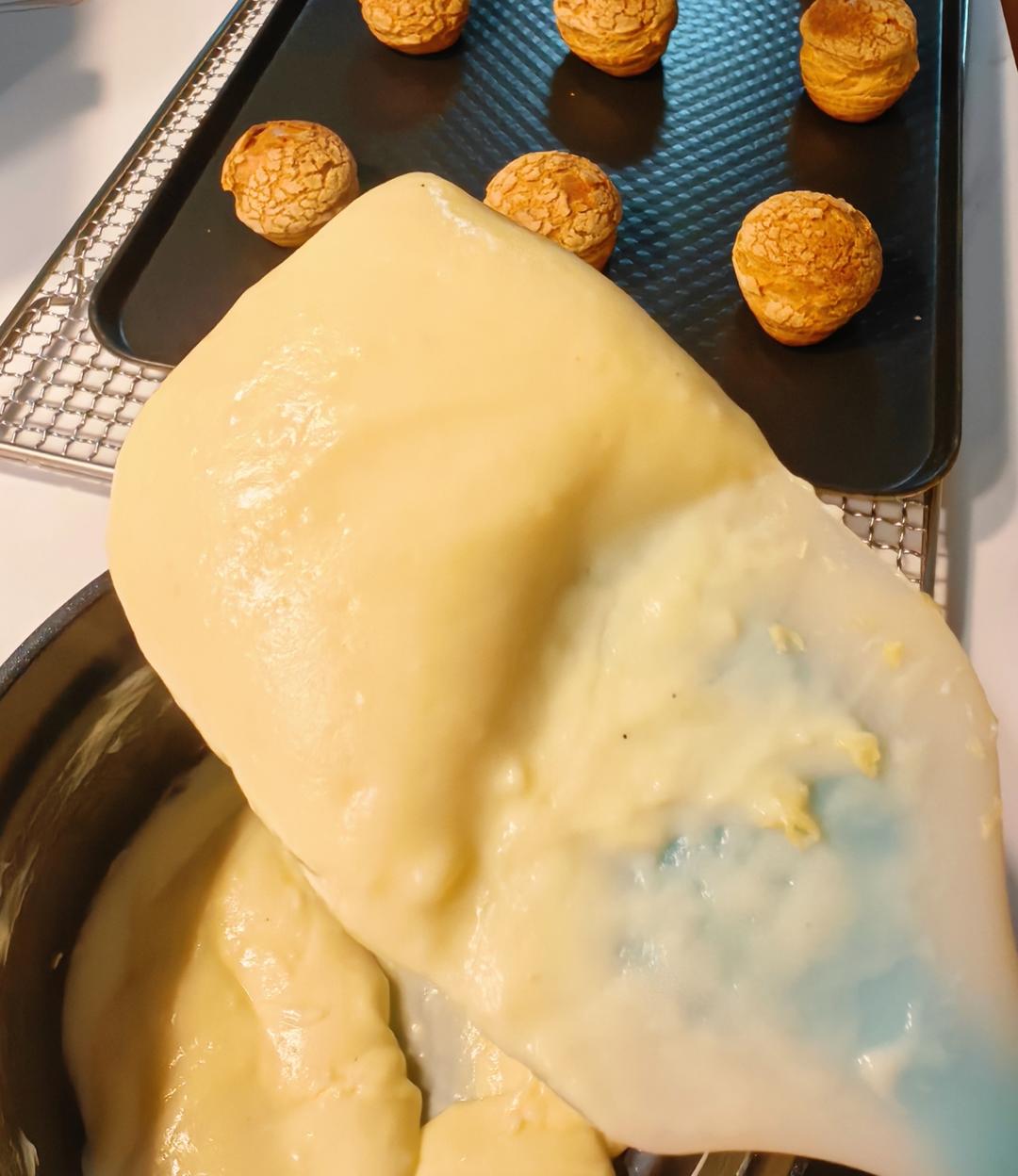 卡仕达，卡仕达酱，香甜可口，细腻顺滑，冷藏后更加冰爽。可做泡芙内馅，涂抹面包。下面的链接是泡芙作品。