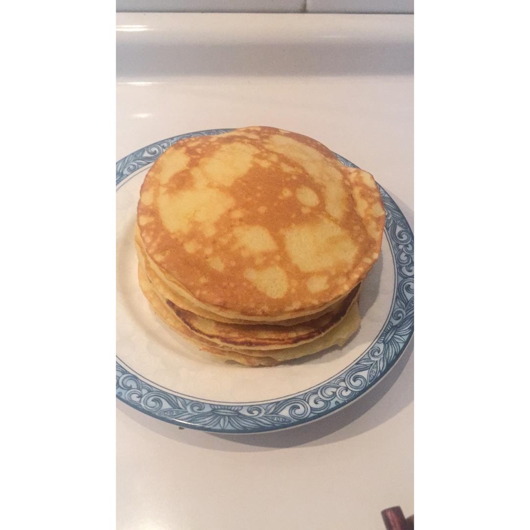 【酸奶松饼yogurt pancake】，搭上黑莓果酱和枫糖的美味。