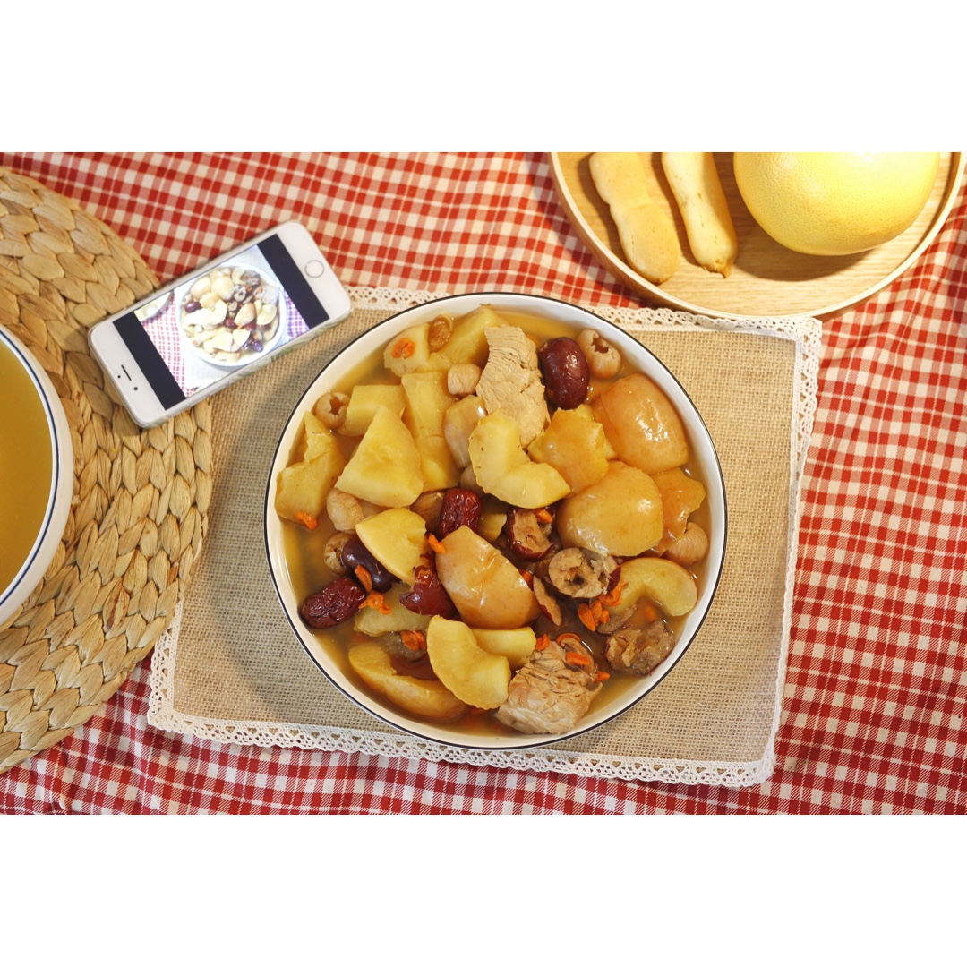 苹果花生芡实鸡爪汤