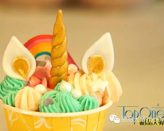 【独角兽纸杯蛋糕】吃过它的小仙女都是彩虹色的做法