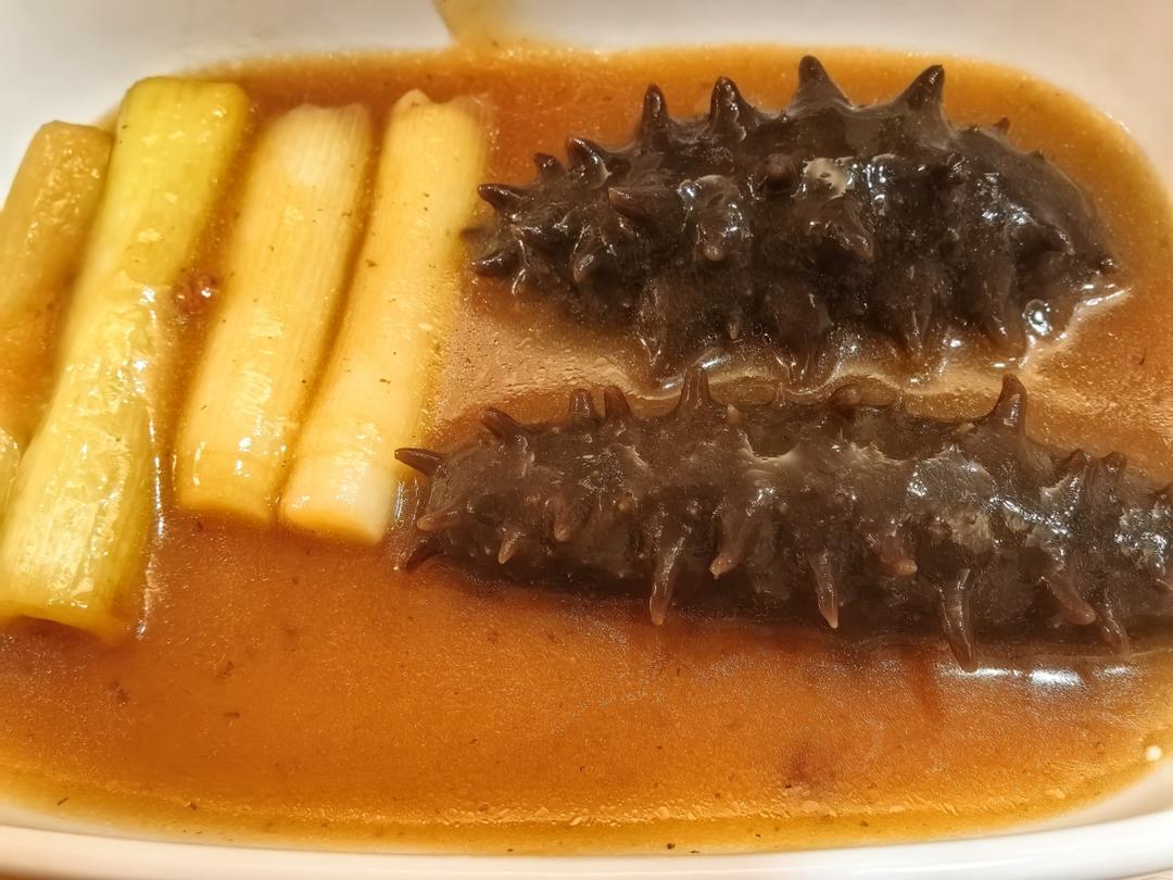 厨师长分享传统鲁菜“葱烧海参”，葱香味醇，柔软滑嫩
