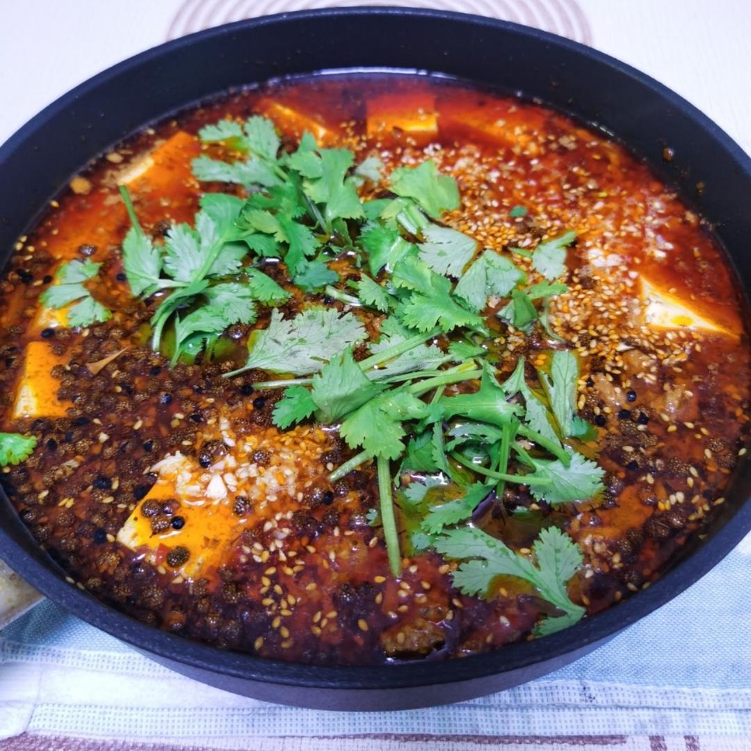 厨师长教你：“豆花水煮牛肉”做法，牛肉麻辣鲜香，豆花嫩滑入味