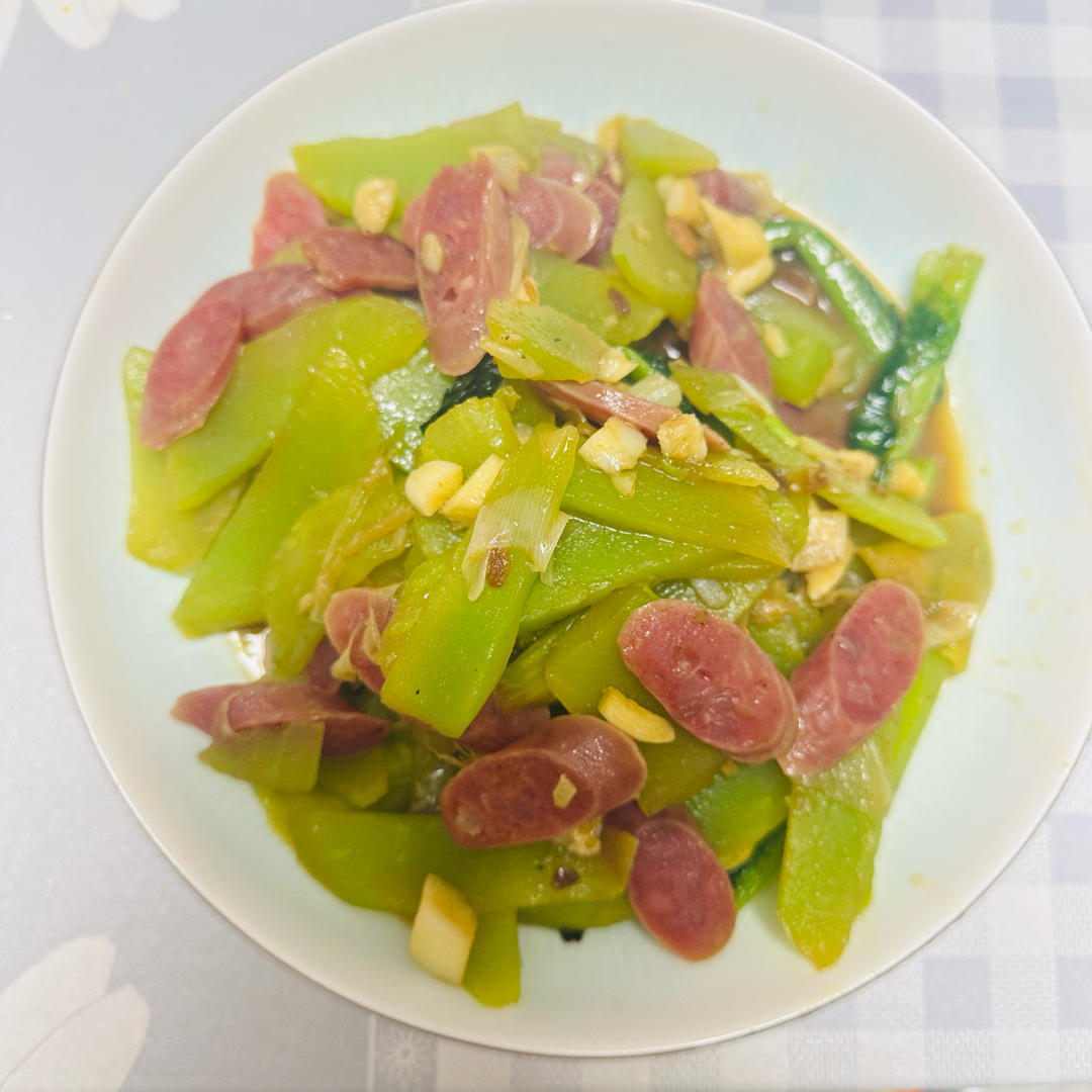 简单好吃下饭的莴笋炒肉来啦！