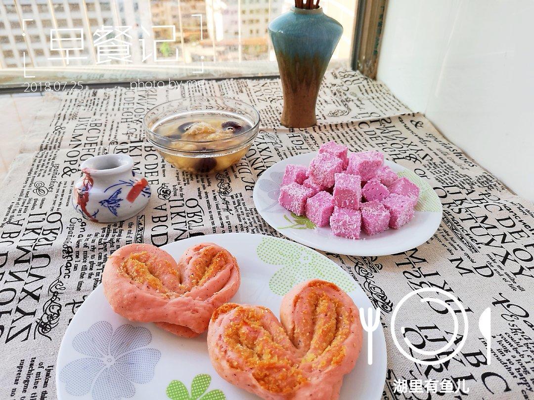 心形火龙果椰蓉面包