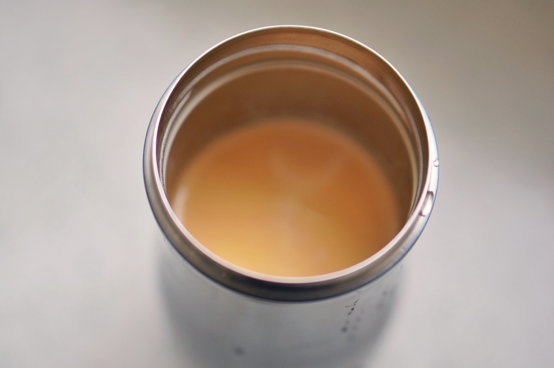 最简单的港式奶茶怎么做？四个步骤就搞定。