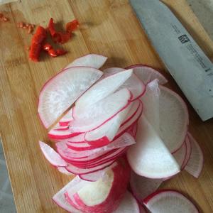 脆拌红萝卜的做法 步骤1
