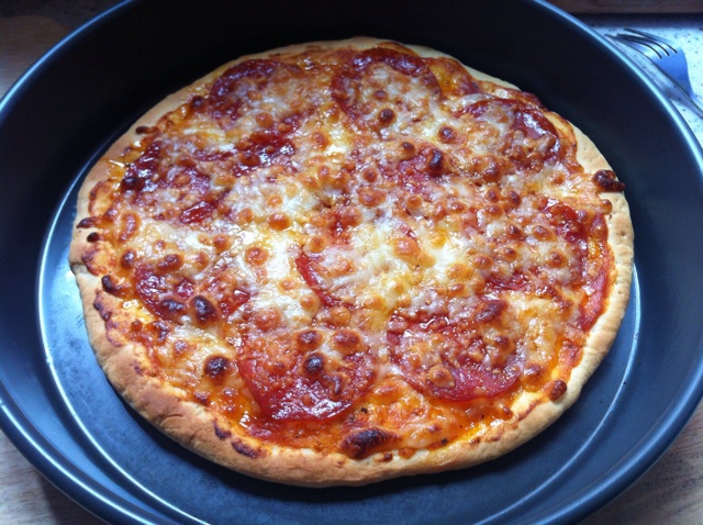 薄饼脆皮火腿pizza