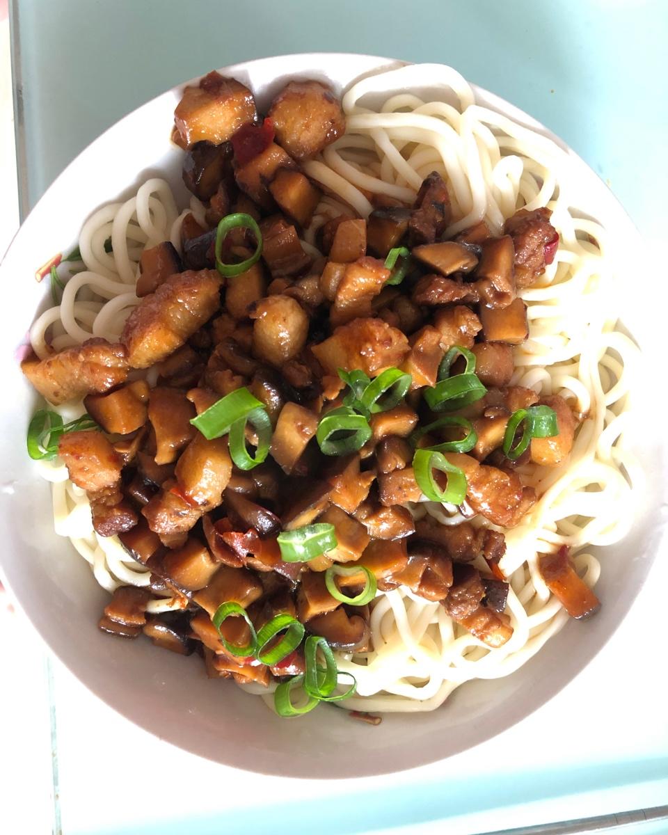 香菇肉酱面