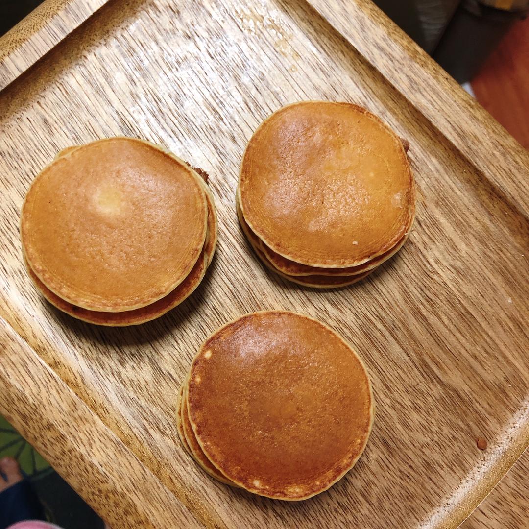 【酸奶松饼yogurt pancake】，搭上黑莓果酱和枫糖的美味。