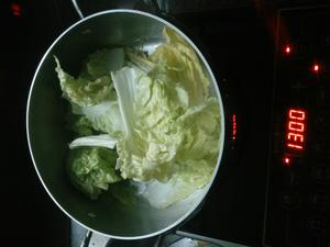 白菜鱼头汤的做法 步骤3