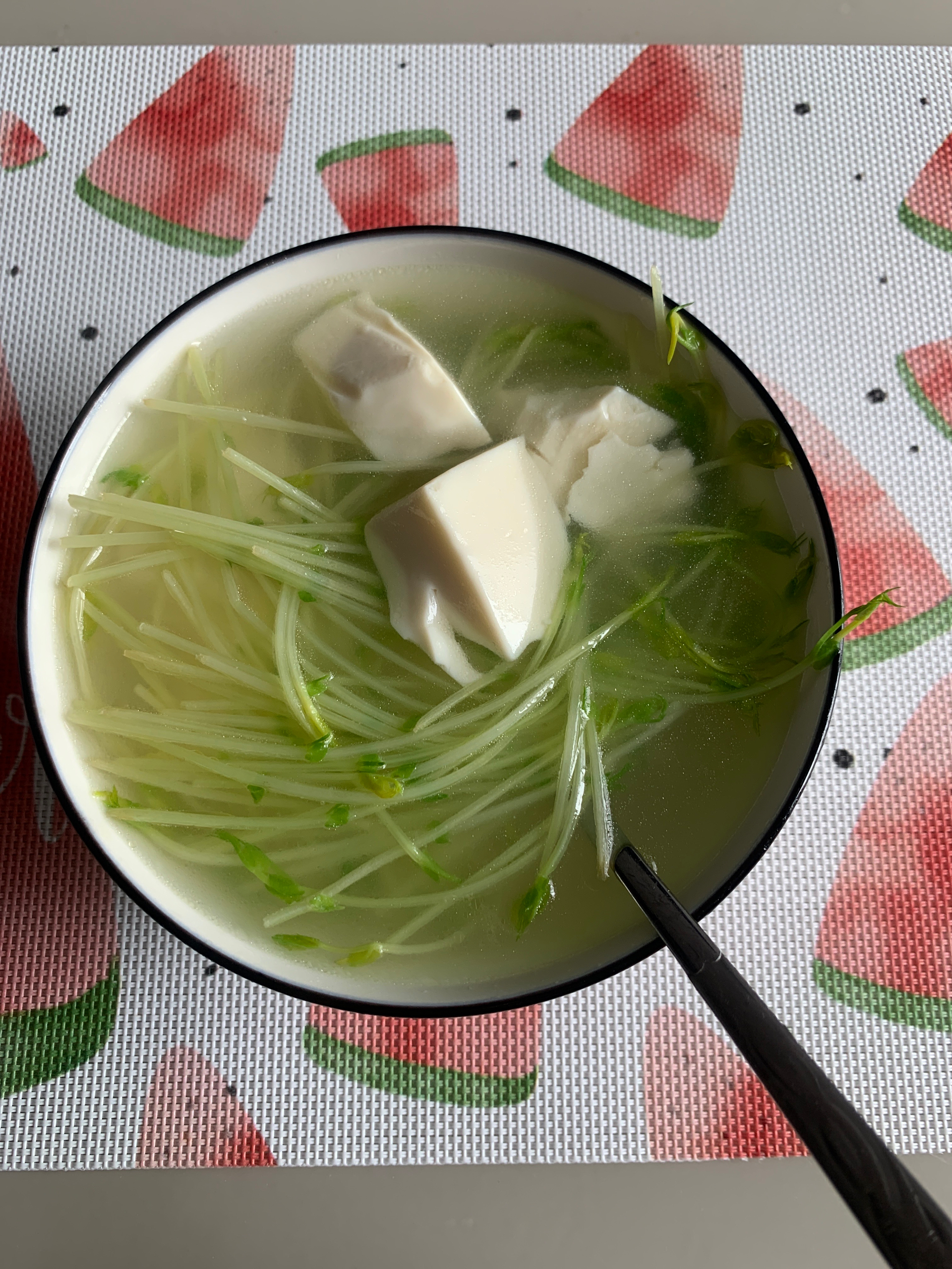豌豆苗豆腐汤