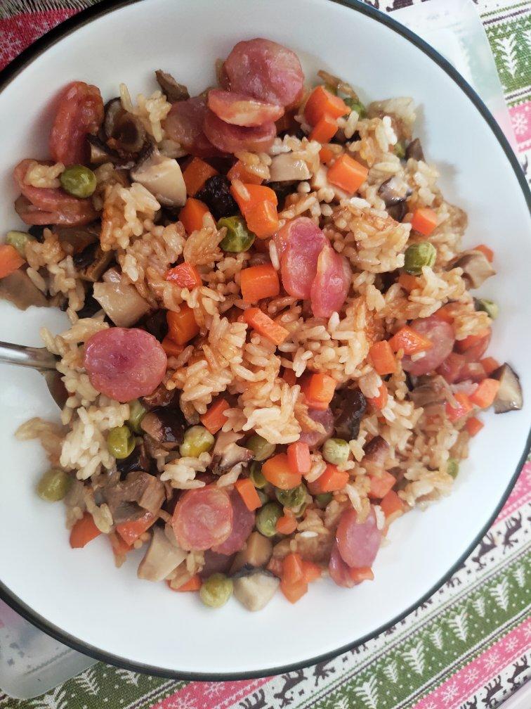 懒人版❗电饭煲土豆腊肠焖饭，好吃到舔盘～