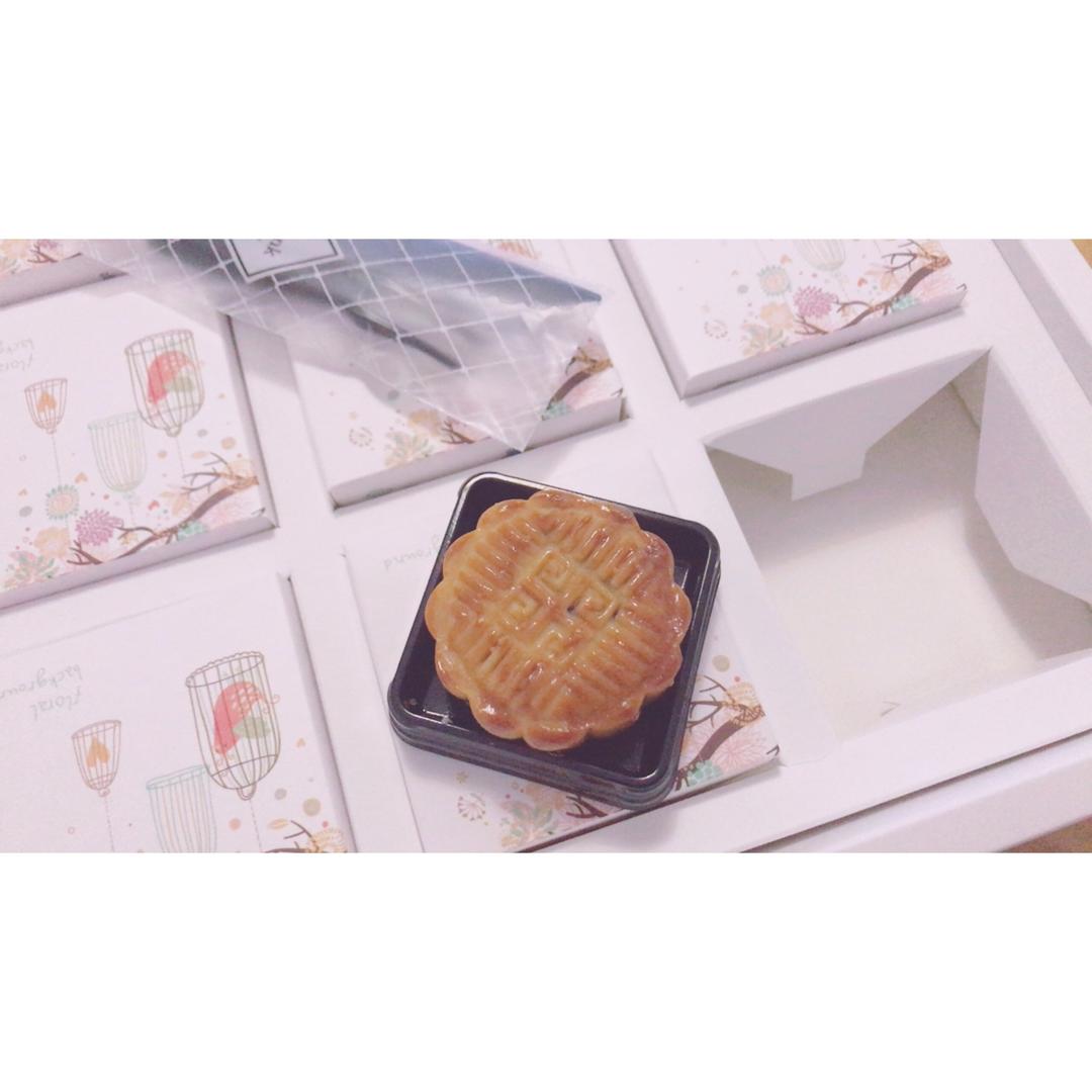广式月饼—蛋黄莲蓉月饼