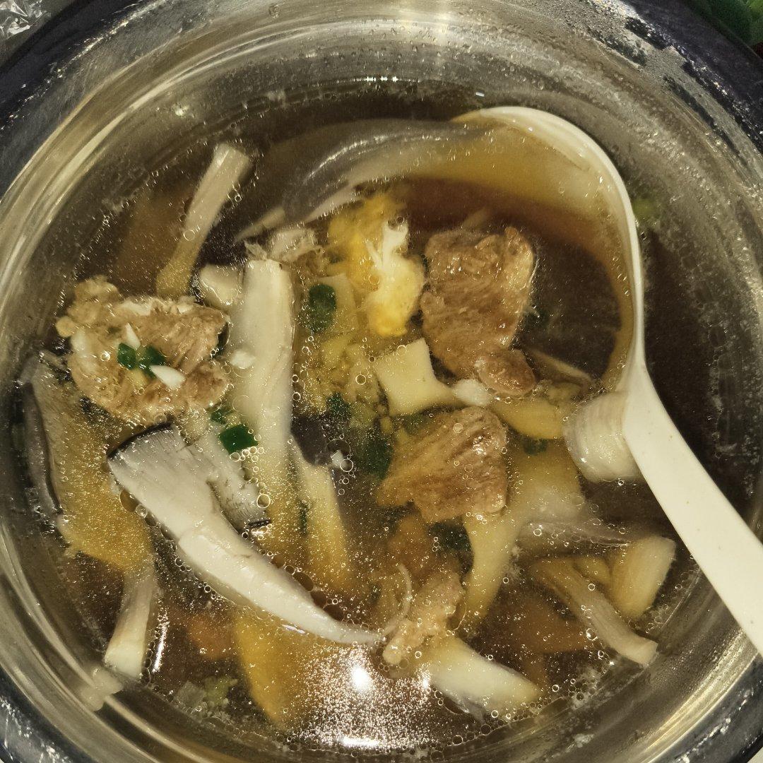 10分钟鲜掉眉毛的平菇肉片汤
