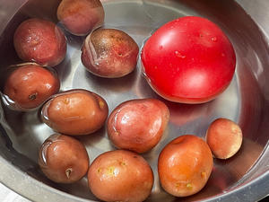 减脂红烧西红柿土豆鸡胸肉的做法 步骤1
