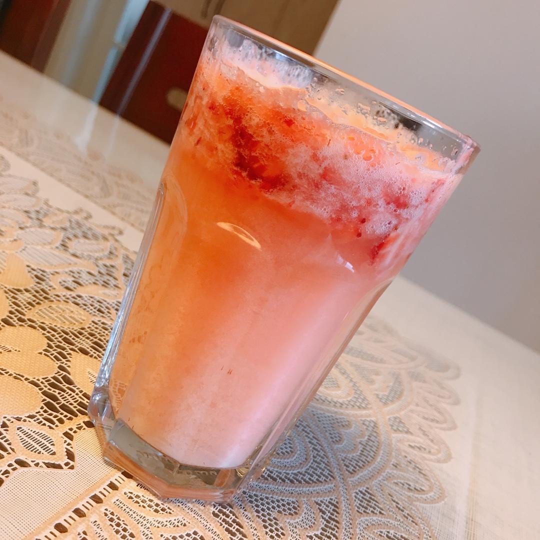 网红饮品～草莓雪碧养乐多