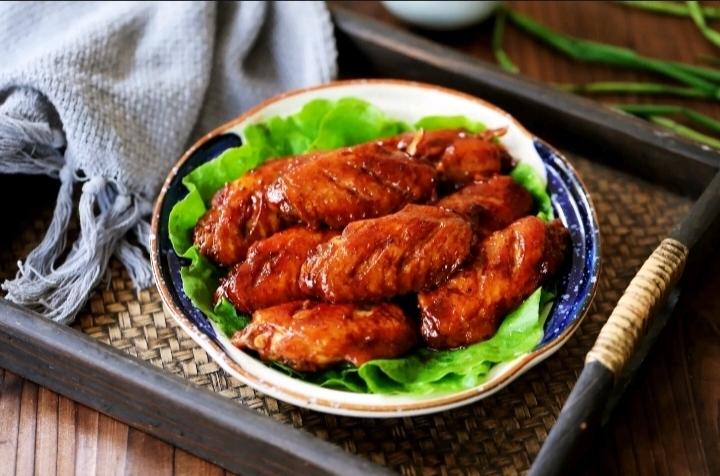 简单易做又非常好吃的蒜香蜜汁鸡翅