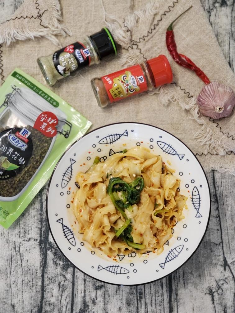 快手椒香油泼面的做法