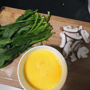 鲜嫩香菇菠菜煎蛋的做法 步骤1