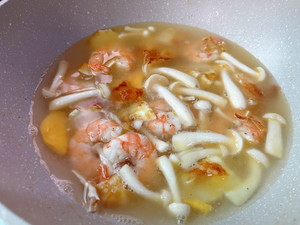 鲜虾菌菇豆腐汤的做法 步骤6