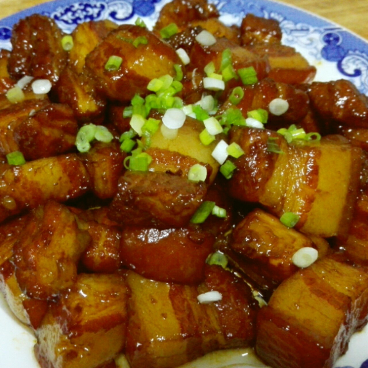 吃着碗里望着锅里的红烧肉