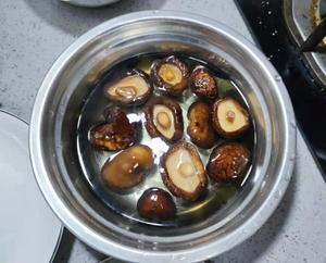 猴头菇香菇炖鸡汤的做法 步骤1