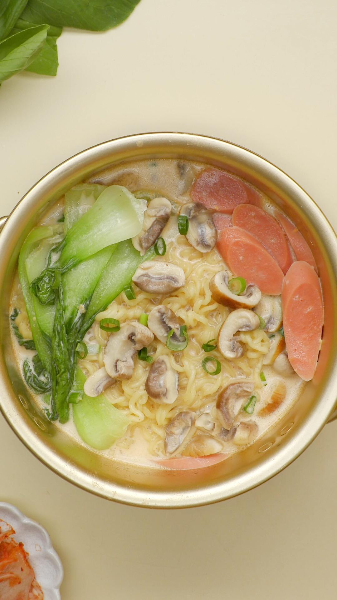 鲜汤口蘑泡面的做法