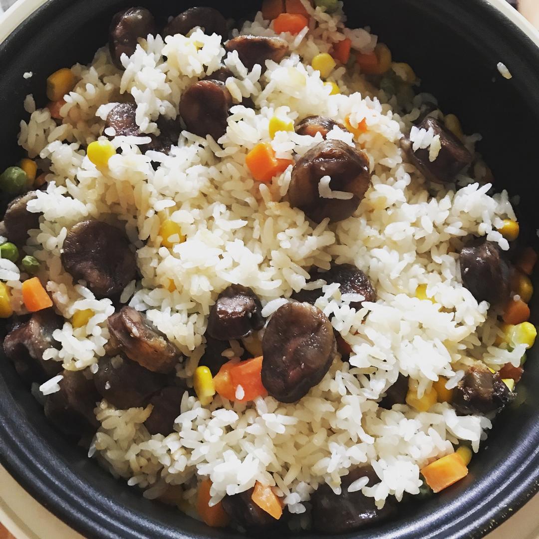 超快手的电饭锅腊肠焖饭