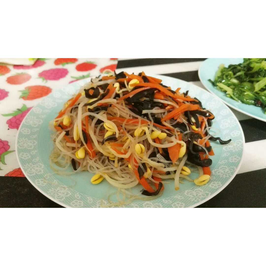 酸辣菠菜豆芽拌红薯粉