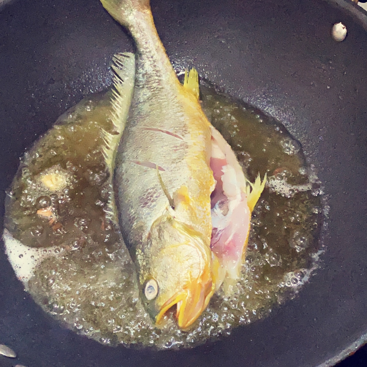红烧黄花鱼（附煎鱼不掉皮秘籍）的做法 步骤4