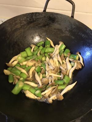 芦笋蘑菇炒牛肉粒（高蛋白减脂餐）的做法 步骤8