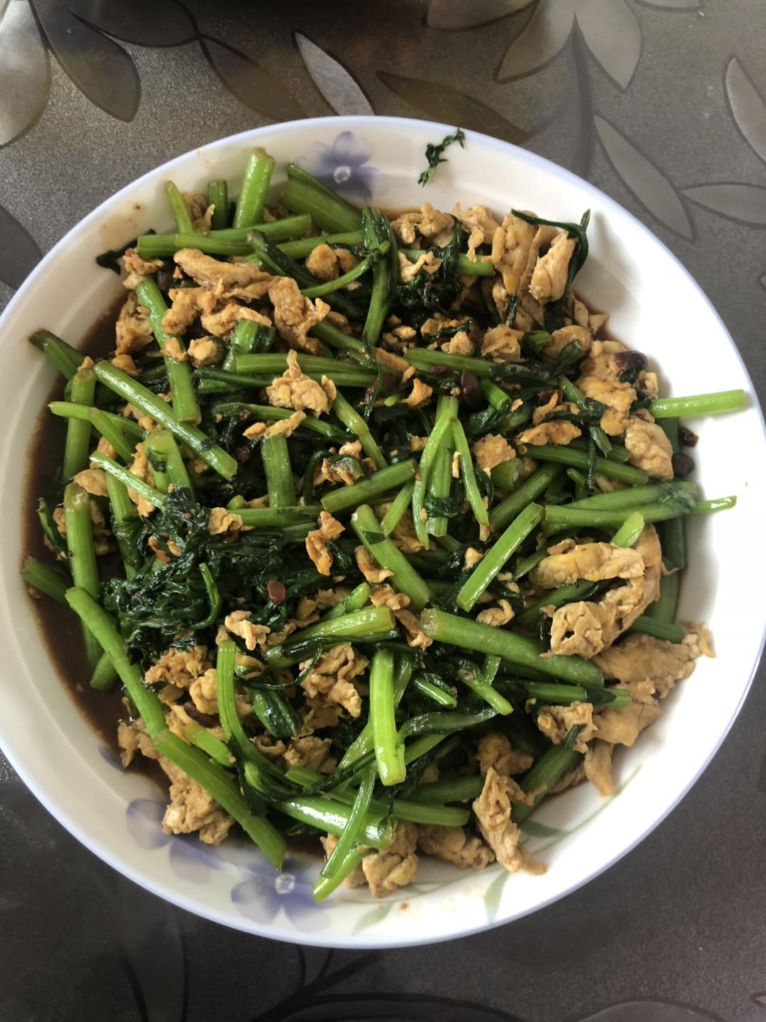 鸡蛋炒茼蒿的做法