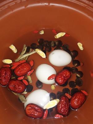当归黄芪红枣煮鸡蛋的做法 步骤3