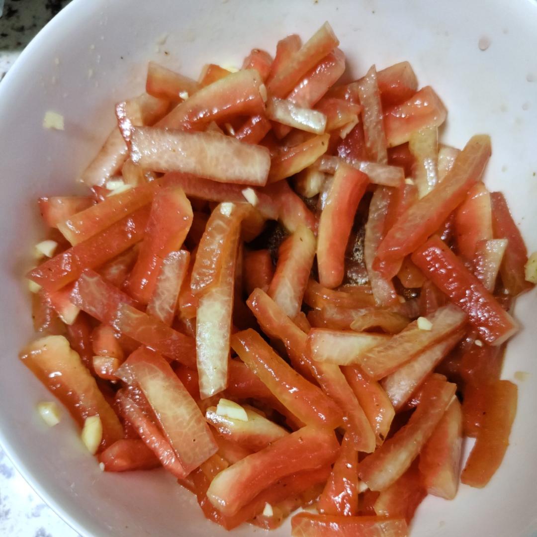 果然是来报恩的🍉酸爽脆口的凉拌西瓜皮也太好吃了吧！