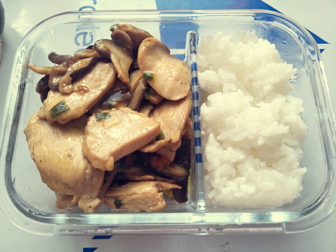 蚝油鸡胸肉炒香菇