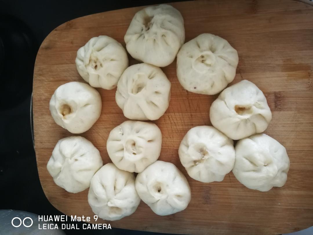 松软多汁的肉包子