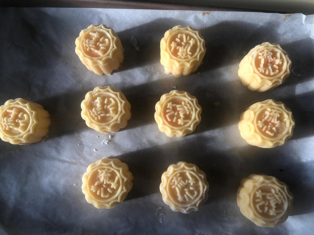 💃奶黄流心月饼——这是可以让你坐稳朋友圈厨霸位置的月饼🥮，没人点赞算我输👎