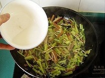 黑豆芽卤豆皮炒芹菜的做法 步骤10