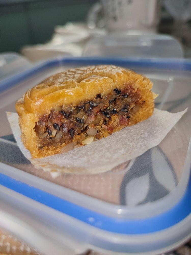 模仿网红月饼之十一：香菇腊肠干果仁月饼（麻辣味）