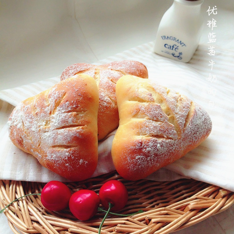 优雅蓝莓牛奶面包