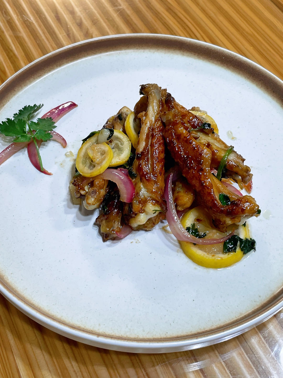 蒜香柠檬鸡翅的做法